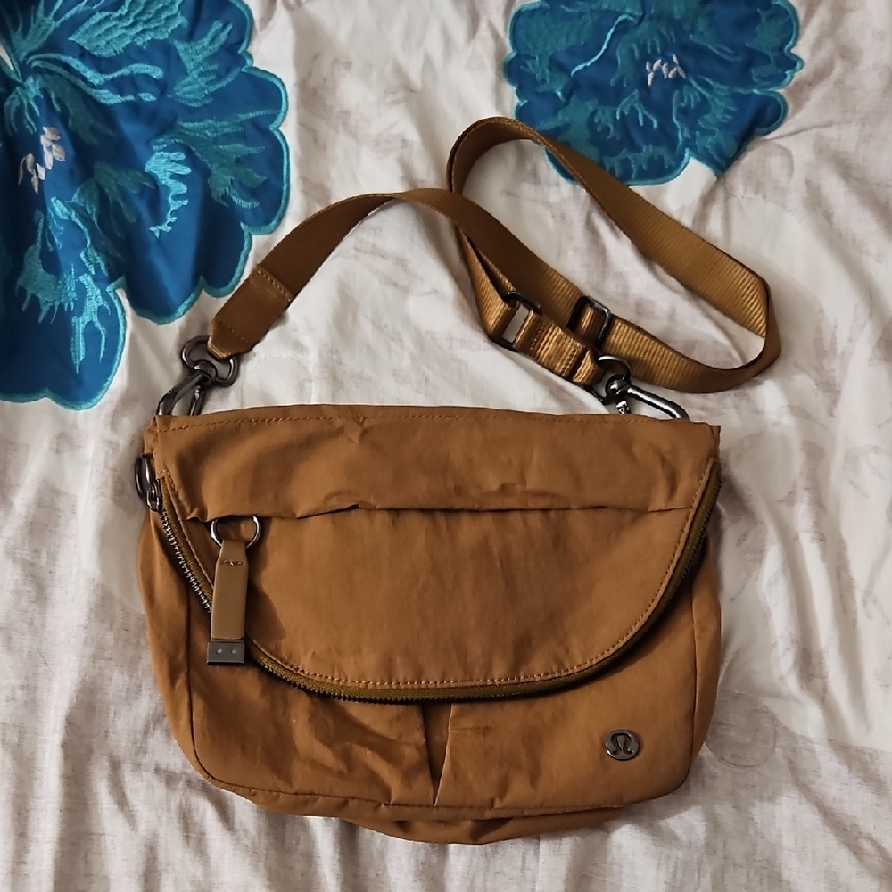 lululemon All Night Festival Bag 5L in Burnt Caramel